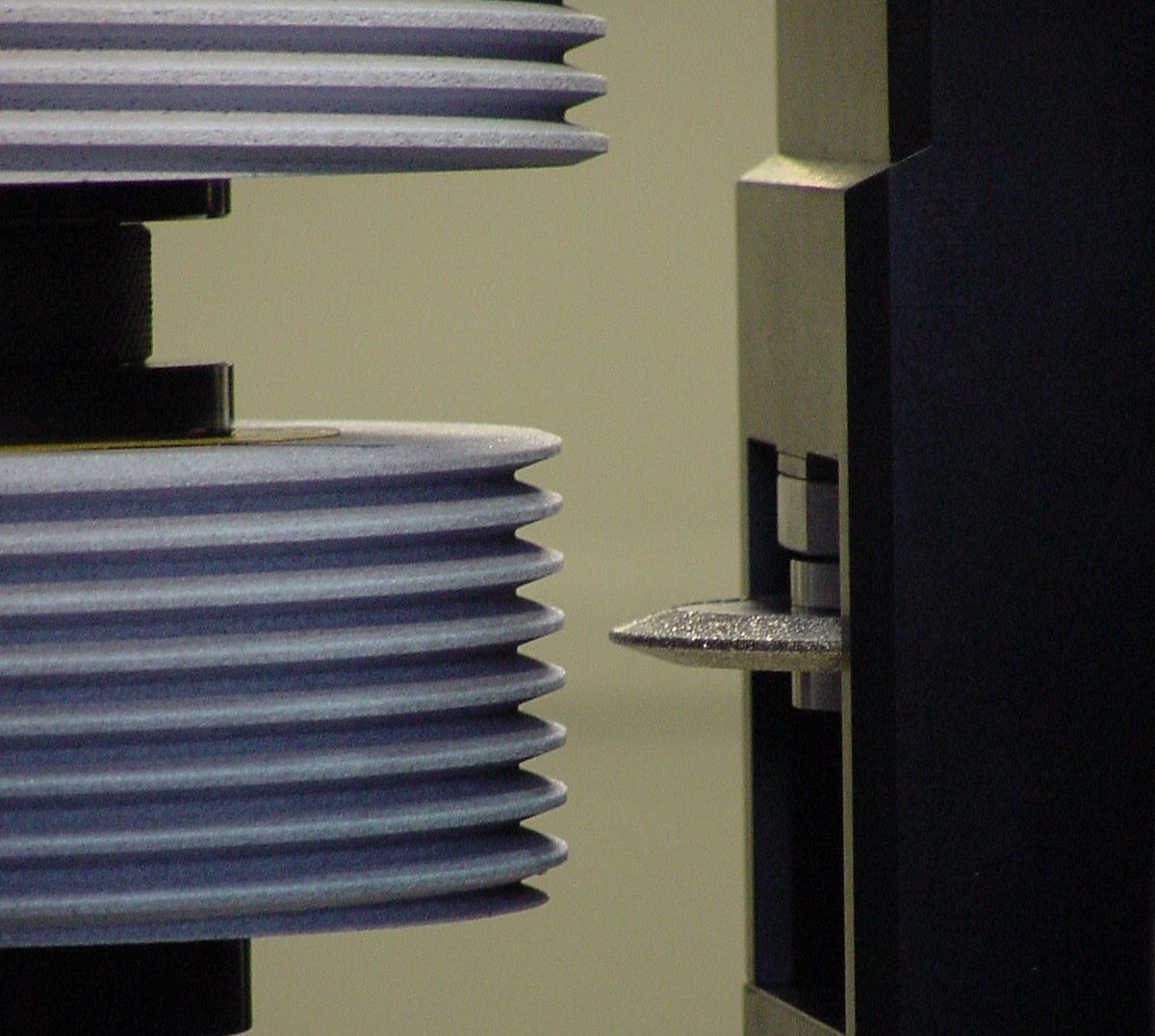 Diamantatura di una mola a vite